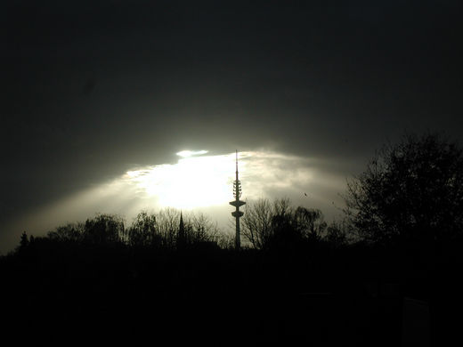 Loch in den Wolken ber dem Fernsehturm Hamburg