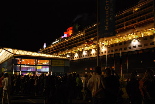 Queen Mary 2 am Hamburg Cruise Center im Juli 2008