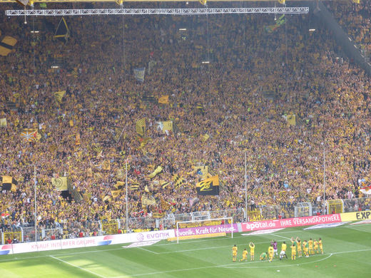Dortmunder Spieler feiern mit Sdtribuene