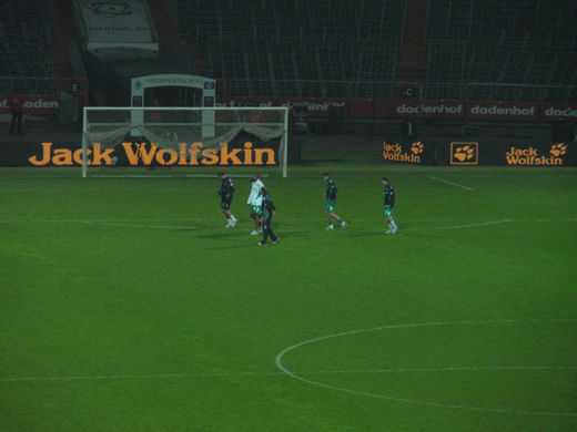 Geschlagene Werder Spieler laufen aus