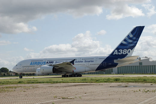 Airbus A380 rollt zum Start