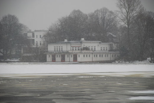 Ruderhaus im Schnee