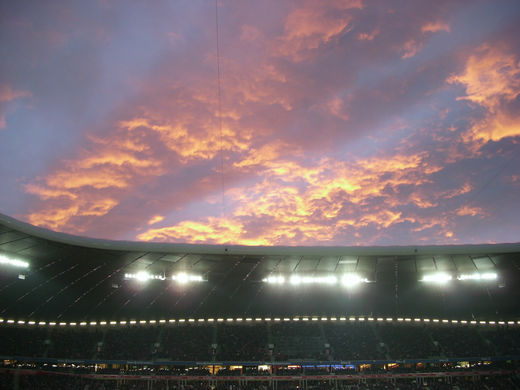 Sonnenuntergang ber der Allianz Arena Mnchen