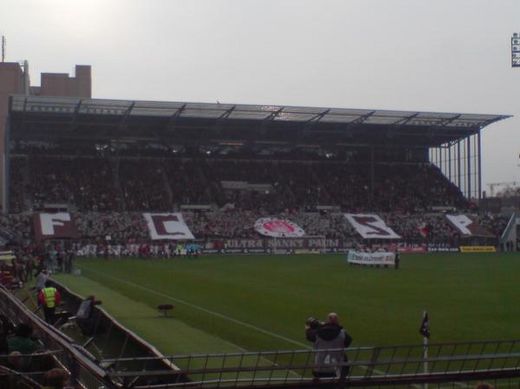 Bei einem St.Pauli-Spiel im Stadion, die Choreographie der Sdtribne