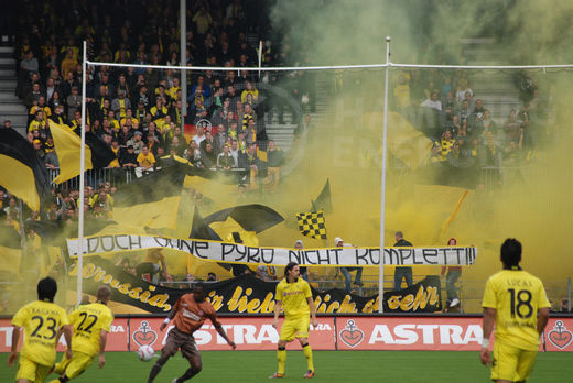 Pyrotechnik bei den Dortmund-Fans