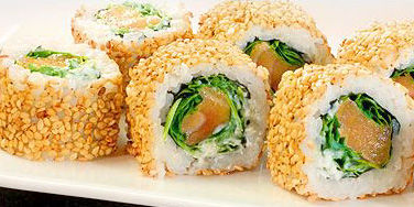 Inside Outside Sushi Roll mit Rucola und Lachs