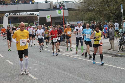 Marathon Hamburg 2012: Lufer mit den Startnummern 9999, 4732