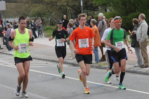Marathon Hamburg 2012: Lufer mit den Startnummern 2562, 3132, 2802, 2510