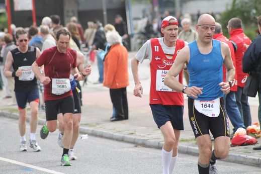 Marathon Hamburg 2012: Lufer mit den Startnummern 1685, 1644