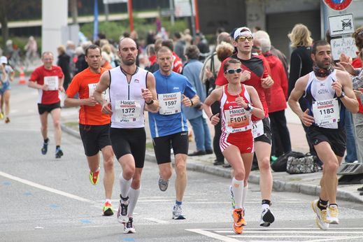 Marathon Hamburg 2012: Lufer mit den Startnummern 1372, 1597, F1013, 1183