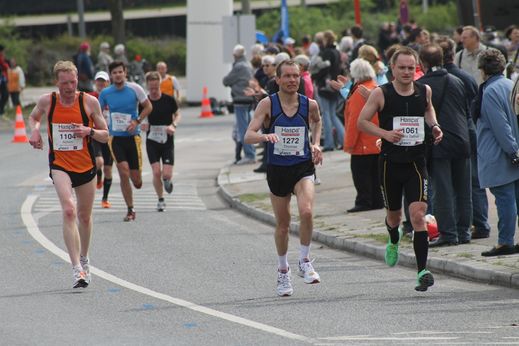 Marathon Hamburg 2012: Lufer mit den Startnummern 1104, 1272, 1061