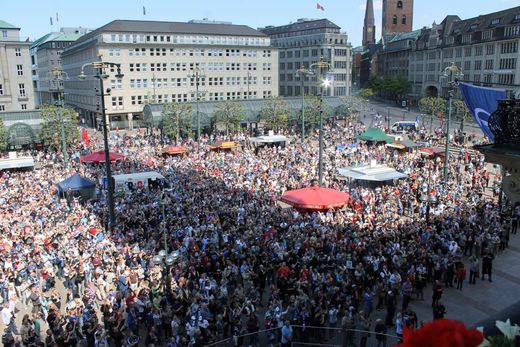 ber 8.000 Fans auf dem Rathausmarkt