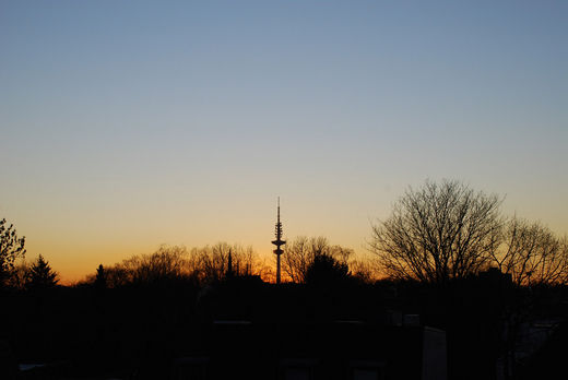 Kleiner Fernsehturm im Sonnenuntergang