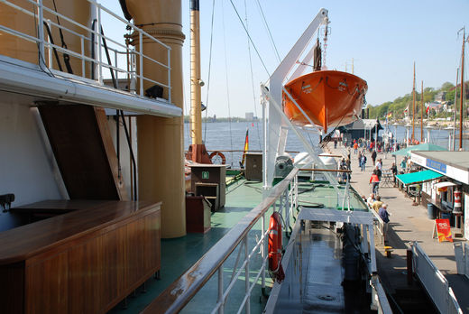 Blick vom Schiff auf den Anleger im Museumshafen