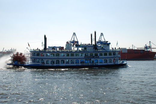 Louisiana Star Schaufelraddampfer auf der Elbe