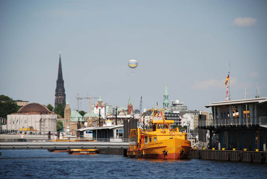Ballon in der Luft und Hafenfhre im Wasser
