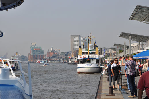 Touristen am Hamburger Hafen