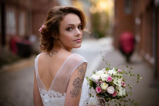 Hochzeitsfotografin Hamburg Braut mit Blumenstrauss