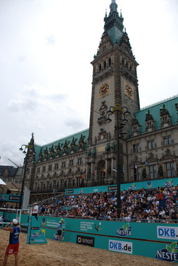 Rathaus in Hamburg beim Beachvolleyball