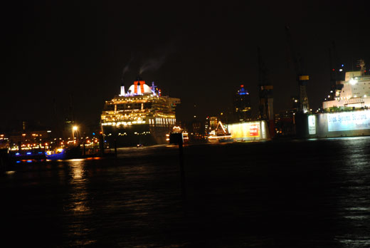 Queen Mary 2 biegt zur Hafencity ein