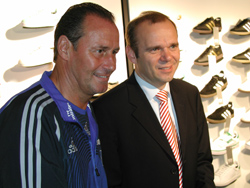 Der ehemalige PSV- und HSV-Trainer Huub Stevens zusammen mit HSV Prsident Bernd Hoffmann