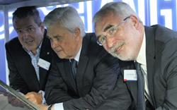 Von links: Edgar Hirt, Wirtschaftssenator Frank Horch, Messechef Bernd Aufderheide an der Pyramide